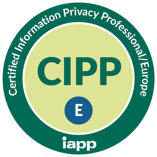 Logo ufficiale della certificazione CIPP/E (Certified Information Privacy Professional / Europe) dell’IAPP, relativa alla conformità e alla protezione dei dati secondo il GDPR.