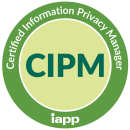 Logo ufficiale della certificazione CIPM (Certified Information Privacy Manager) dell’IAPP, dedicata alla gestione operativa della privacy e alla conformità al GDPR.